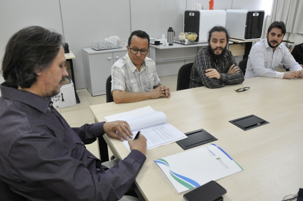 O diretor Geral do Polo, Alexandre Pimenta, durante a assinatura do primeiro contrato Embrapii; em destaque na foto, os diretores da empresa Sema-SEG, Marcos Valério Borges e Dimítrius Guilherme Ferreira Borges, e o coordenador de PD&amp;I, Adriano Tonelli