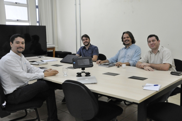 O diretor da Aiko Logic, Rafael Figueiredo (à esquerda), o coordenador de Gestão e Prospecção de Projetos, Adriano Tonelli, o diretor Geral do Polo, Alexandre Pimenta (ao centro), e o professor Diego Mello