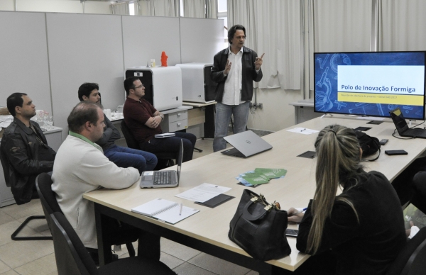 O diretor Geral do Polo, Alexandre Pimenta (de pé), dá as boas-vindas aos pesquisadores 